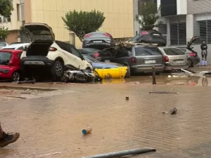 Tempestade na Espanha alaga cidades e causa mortes na região de Valência