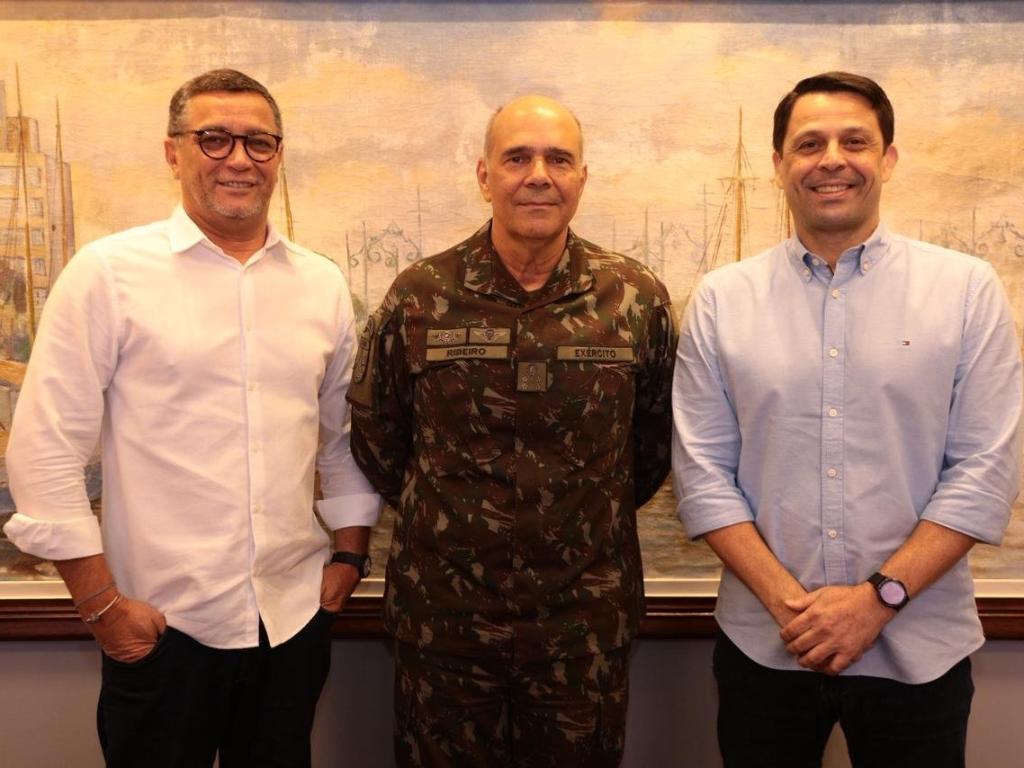 O general Maurílio Ribeiro, que foi recebido no Sistema Jornal do Commercio pelo diretor de jornalismo Laurindo Ferreira e o superintendente Vladimir Melo - undefined