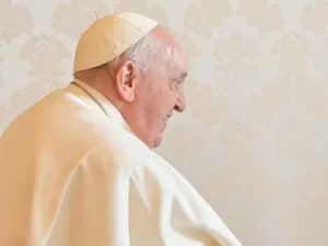 Papa Francisco alega "leve estado gripal" e cancela presença em audiências