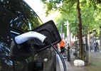 Pesquisa aponta dificuldades no crescimento de veículos elétricos - Foto: Andrew Roberts