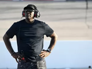 Michael Jordan se reinventa na NASCAR após sucesso como jogador e derrocada como dono de time