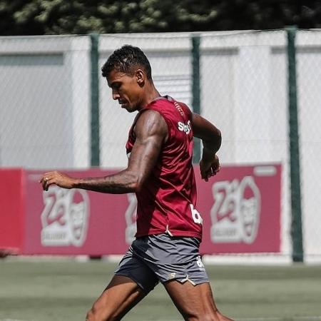 Luiz Gustavo, jogador do São Paulo, recebe alta e será reavaliado nos próximos dias Luiz Gustavo, jogador do São Paulo, recebe alta e será reavaliado nos próximos dias
