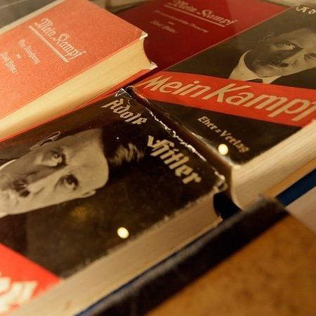Capa do livro Mein Kampf, de Adol Hitler Capa do livro Mein Kampf, de Adol Hitler