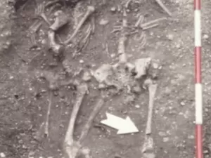 Revelado segredo de esqueletos abraçados enterrados com cavalo