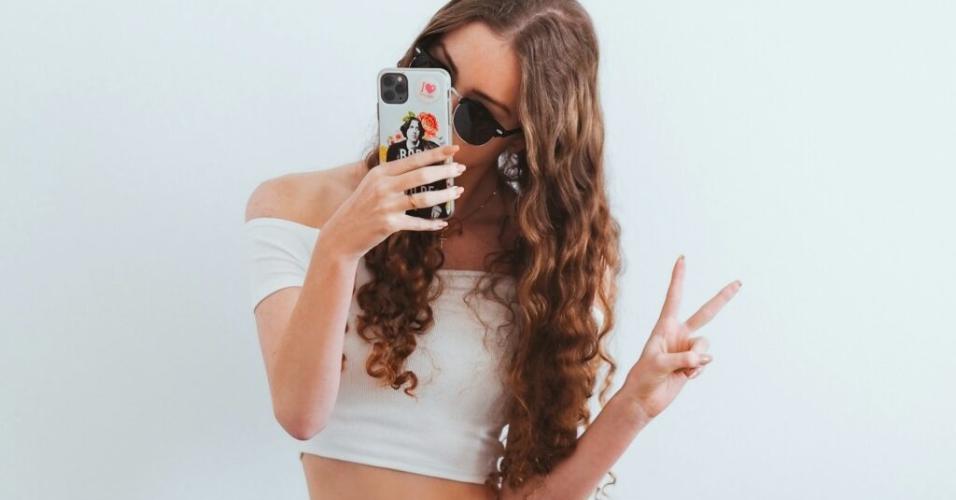 Adolescente com smartphone redes sociais - undefined