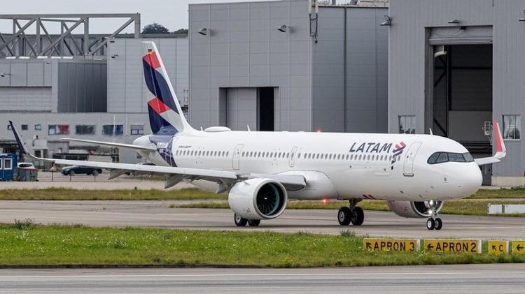 Avião da Latam Airlines: Empresa tem investido em renovação da frota para diminuir a emissão de poluentes