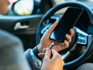 Como espelhar a tela do celular no carro [Android e iPhone]