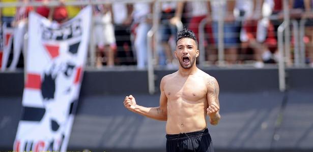 Herói corintiano faz treinos extras e ganha bônus para tentar ser goleador