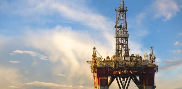 Petróleo sobe 20% e supera US$ 100 com cortes de produção em meio à guerra