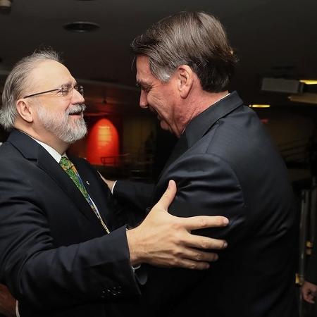 Presidente da República, Jair Bolsonaro recebe os cumprimentos do Procurador-Geral da República, Augusto Aras. -  Isac Nóbrega/PR 