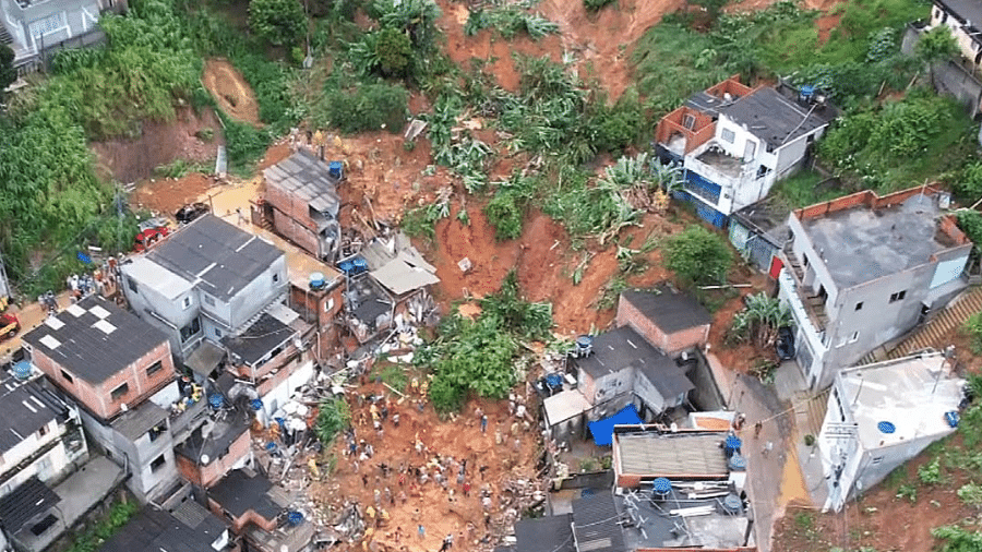 Deslizamento de terra em Francisco Morato (SP) deixou, ao menos, quatro mortos - Reprodução