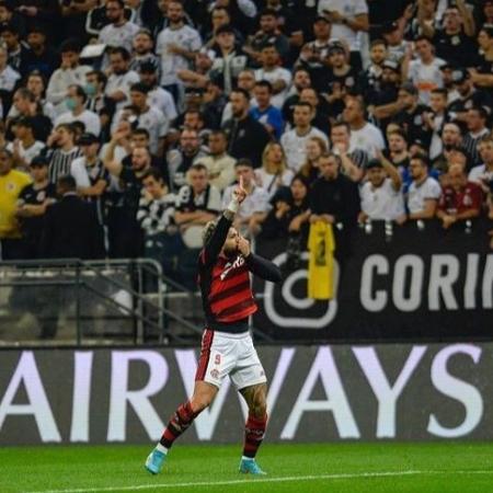 Torcida do Corinthians, ao fundo, vê Gabigol comemorar gol no primeiro jogo - Reprodução / Instagram @flamengo
