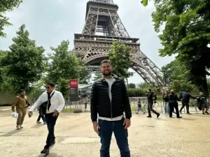 Marcelo Mesquita visita Paris durante a lua de mel