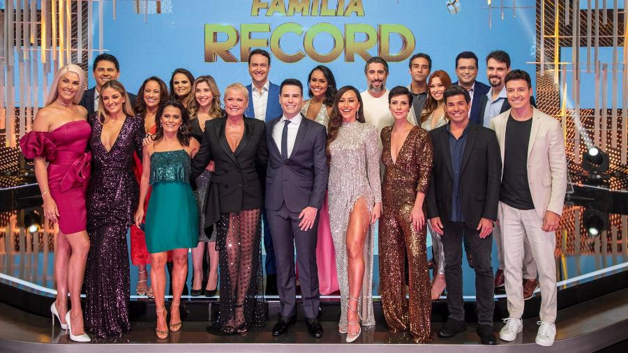 Na foto, a maioria do elenco da RecordTV  - Divulgação / Record TV