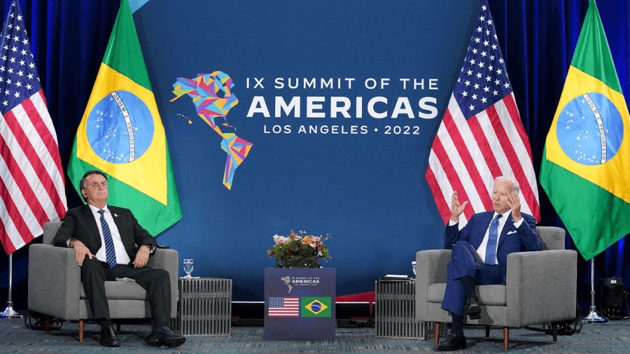 Encontro entre Bolsonaro e Biden na Cúpula das Américas: zero a zero ficou de bom tamanho, importante era a foto - Fonte: Reuters/ Kevin Lamarque