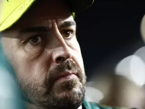 Alonso 'acusa' Russell de manobra para punir Verstappen no Catar: "Talvez eu acelere em direção ao outro em Abu Dhabi"