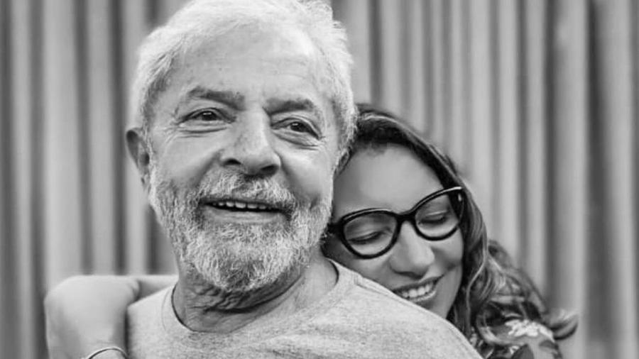 Lula e a noiva Janja: sem pressa para marcar o casamento em ano eleitoral, que começou muito favorável para o petista  - Lula e Janja (Reprodução/Twitter)
