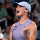 De virada, Iga bate Alexandrova e fatura o 25º título da carreira