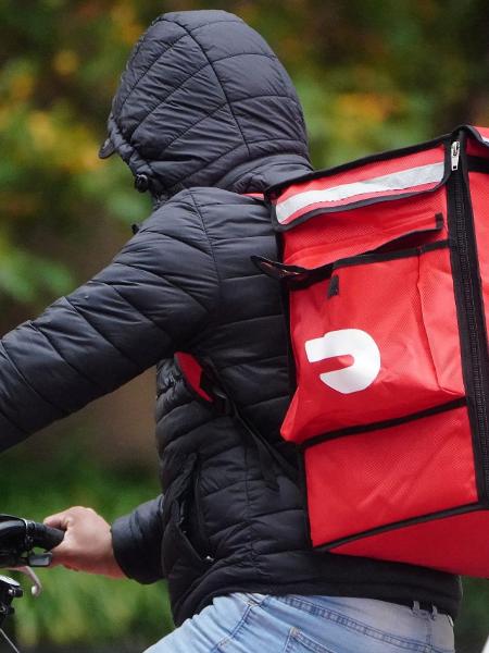 Entregador da Doordash em sua bicicleta em Manhattan, na cidade de Nova York, nos EUA - Carlo Allegri/Reuters