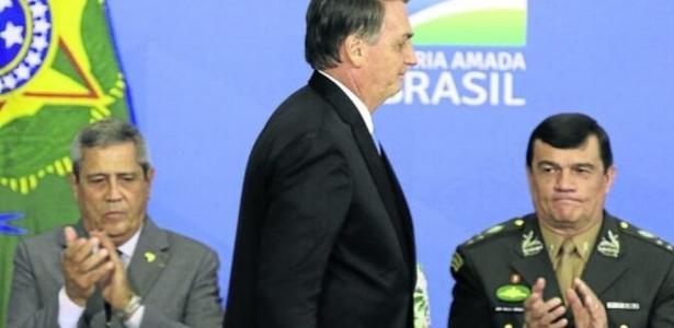 Jair Bolsonaro entre os ex-ministros da Defesa Braga Netto e Paulo Sérgio Nogueira
