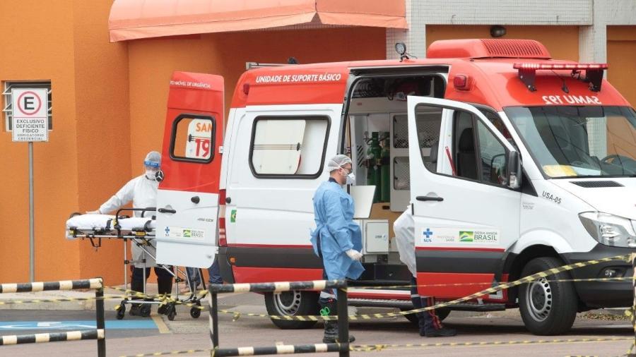 Ambulância leva paciente em Curitiba (PR) -  Equipe do Samu que atende pacientes em Curitiba. Foto: Lineu Filho/Tribuna do Paraná.     