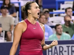 Sabalenka luta por quase 3h e avança em Washington