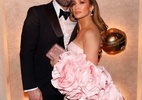 Site revela se Jennifer Lopez vai devolver anel de noivado avaliado em R$ 30 milhões para Ben Affleck - Ben Affleck e Jennifer Lopez na cerimônia do Globo de Ouro, em janeiro de 2024. (Foto: Getty)