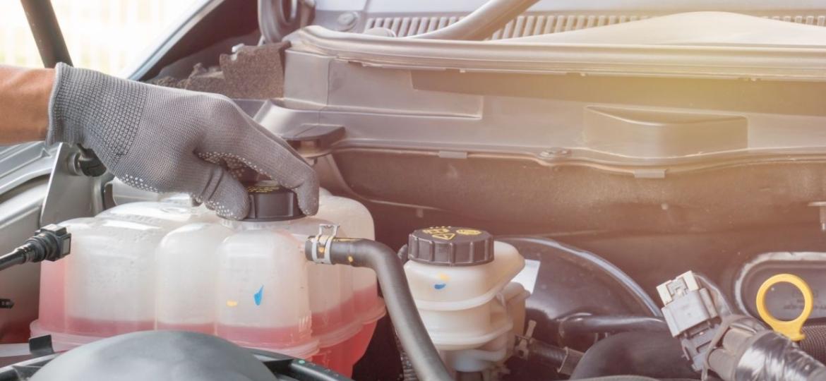 Colocar água comum para completar o nível do radiador, mesmo em emergências, é uma prática danosa à saúde do seu automóvel; saiba fazer do jeito certo - Foto: Shutterstock