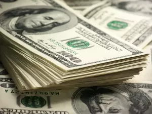 Bolsa e dólar fecham em baixa após novo leilão do BC 