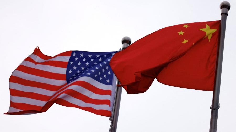 Bandeiras da China e dos Estados Unidos