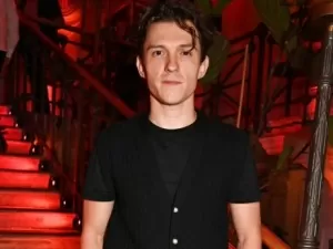 Tom Holland desabafa sobre dependência em álcool e revela que quase teve recaída durante gravação de série: “Havia bastante animosidade no set”