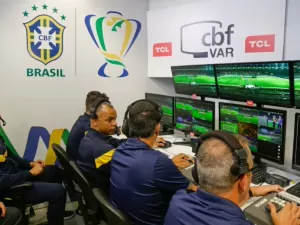 'São 17 pessoas opinando': Arnaldo Ribeiro critica problema sério no VAR