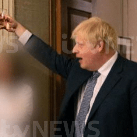 Novas fotos reforçam acusações de festas de Boris Johnson durante a pandemia - Reuters