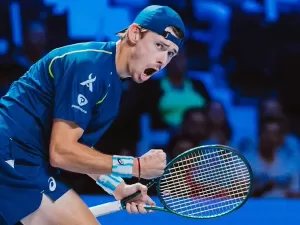 De Minaur vence de virada e segue na busca pelo Finals