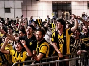 Justiça manda soltar 10 dos 21 torcedores do Peñarol ainda presos após confusão no RJ