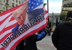 O Trump Inauguration Day nas ruas de Washington - Apoiador de Trump segura uma bandeira com o rosto do presidente. Foto: Luciana Bauer