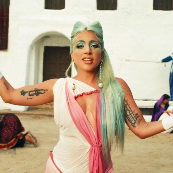 Lady Gaga no clipe de "911"