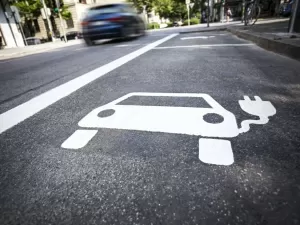 Anfavea projeta cenários flexíveis para carros híbridos e elétricos até 2040