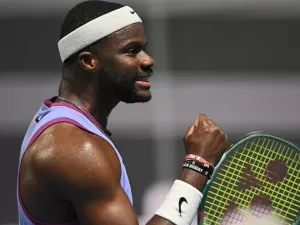 Tiafoe sofre na estreia em Almaty, mas busca virada e faz quartas