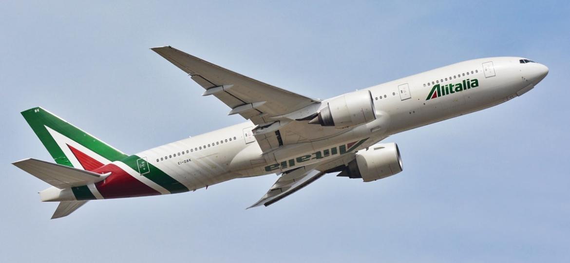 Milão registra 32,5% de cancelamento de viagens em 3 dias - Boeing 777-200ER da Alitalia