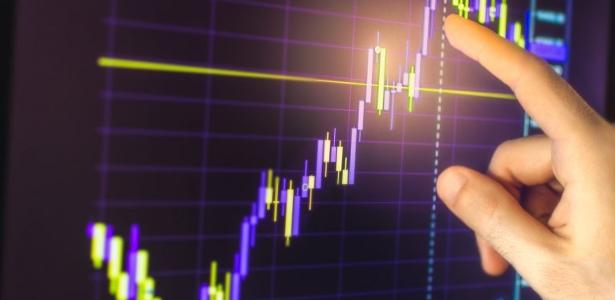 Dólar abre em queda por alta do petróleo e apostas em juros de Brasil e EUA