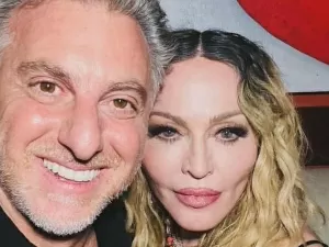 Luciano Huck tira foto com Madonna após show: "Celebrando juntos"