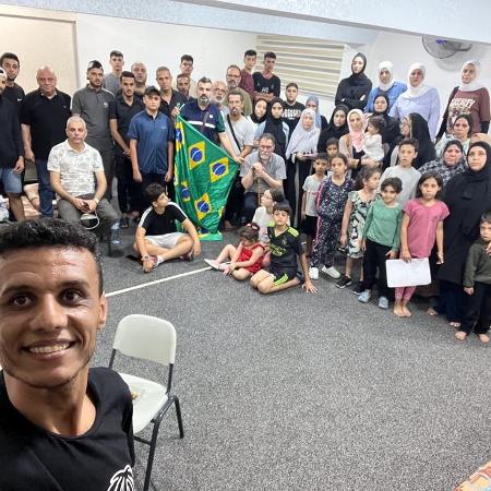Grupo de brasileiros que estava abrigado em escola em Gaza espera embarcar no Egito de volta ao Brasil. Foto: Reprodução