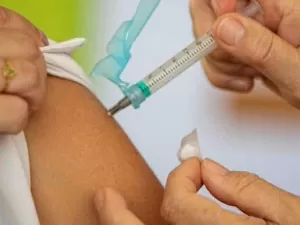 Campanha de vacinação contra Covid-19 é adiada por atraso na compra de doses