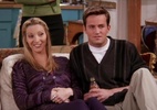 Lisa Kudrow revela surpresa que encontrou só agora em pote de biscoitos dado por Matthew Perry no fim de ‘Friends’: ‘O tempo é tudo’ - Lisa atuou ao lado de Matthew entre 1994 e 2004. (Foto: Reprodução / Discovery Global Comedy)