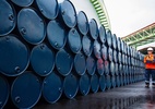Petróleo avança 15% no mês com escalada de tensão no Oriente Médio