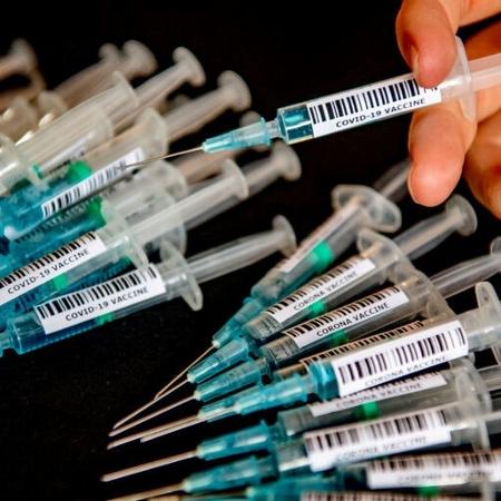 Laudo da PF comprova que vacina tomada por empresários em BH era soro fisiológico - Getty Images