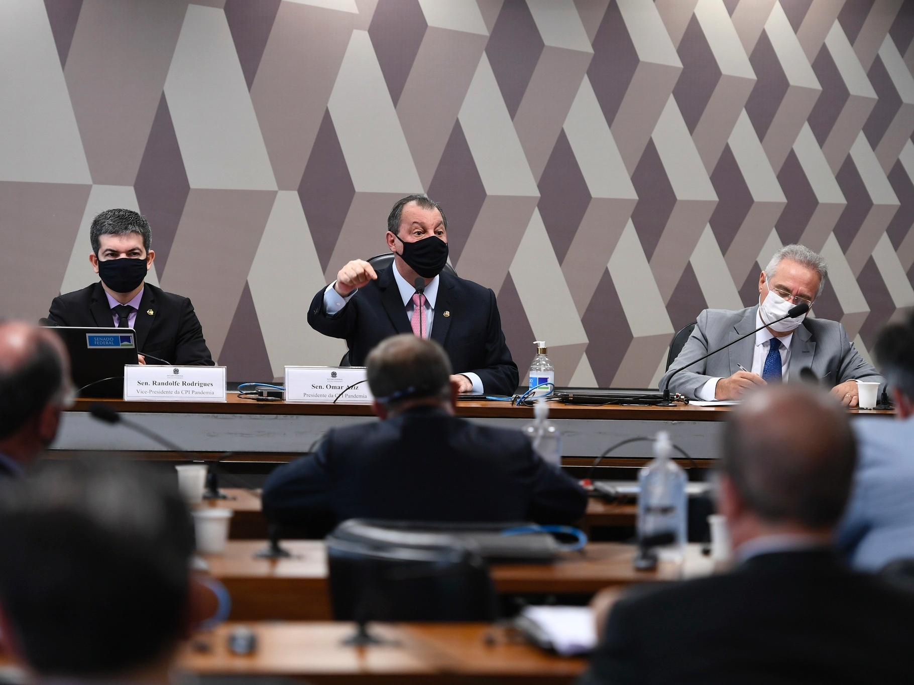 Derrota de Bolsonaro: plenário do STF deve liberar governadores da CPI