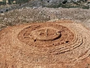 Monumento circular misterioso é encontrado na Grécia e surpreende arqueólogos