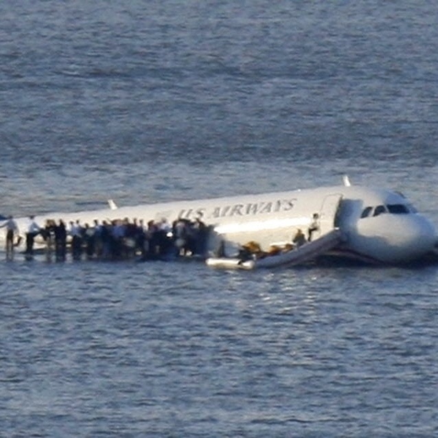 Veja o exato momento em que um avião pousando quase colide em outro [vídeo]  - Mega Curioso